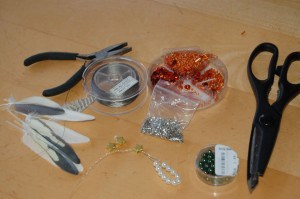 Basteln: Anhänger aus Papageien- und Sittichfedern zum Selbermachen Basteln: Anhänger aus Papageien- und Sittichfedern zum Selbermachen