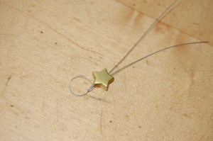 Basteln: Anhänger aus Papageien- und Sittichfedern zum Selbermachen Basteln: Anhänger aus Papageien- und Sittichfedern zum Selbermachen