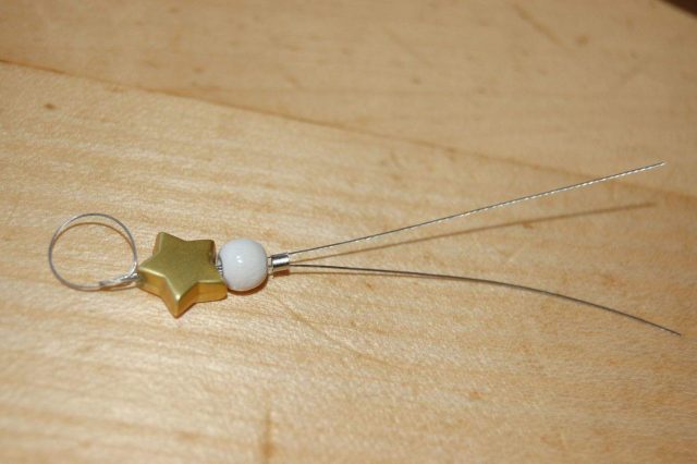 Basteln: Anhänger aus Papageien- und Sittichfedern zum Selbermachen