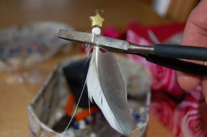 Basteln: Anhänger aus Papageien- und Sittichfedern zum Selbermachen Basteln: Anhänger aus Papageien- und Sittichfedern zum Selbermachen